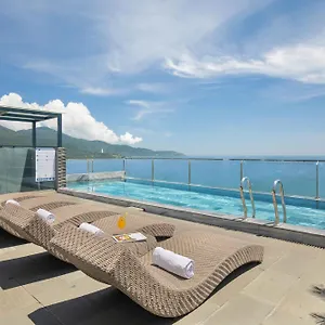 호텔 Mangata Beachfront - Rooftop Bar Sea View, 다낭